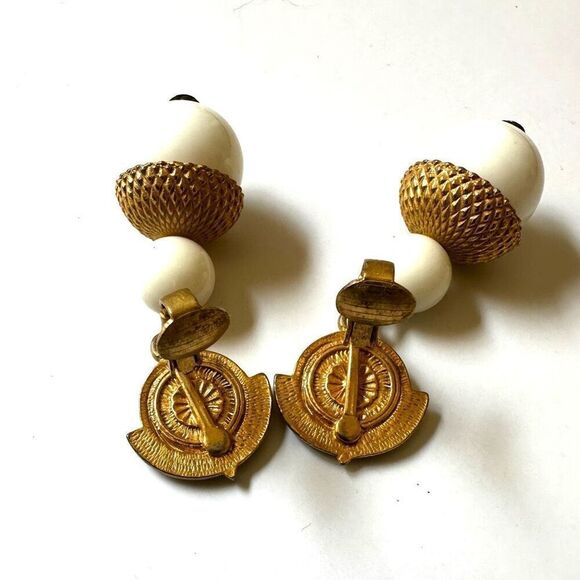 White and gold tone vintage drop clip on earrings - Picture 6 of 9